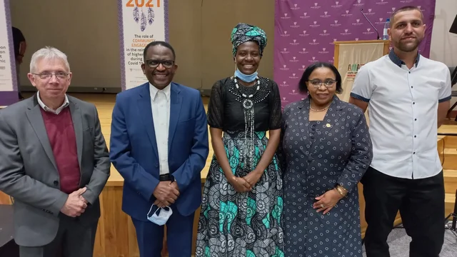 The Vice-Chancellor's 2020 Distinguished Community Engagement winner, Mapula Maponya flanked by Rhodes 老虎机游戏_pt老虎机-平台*官网's leadership and her fiance Jarmo Kalinski. 